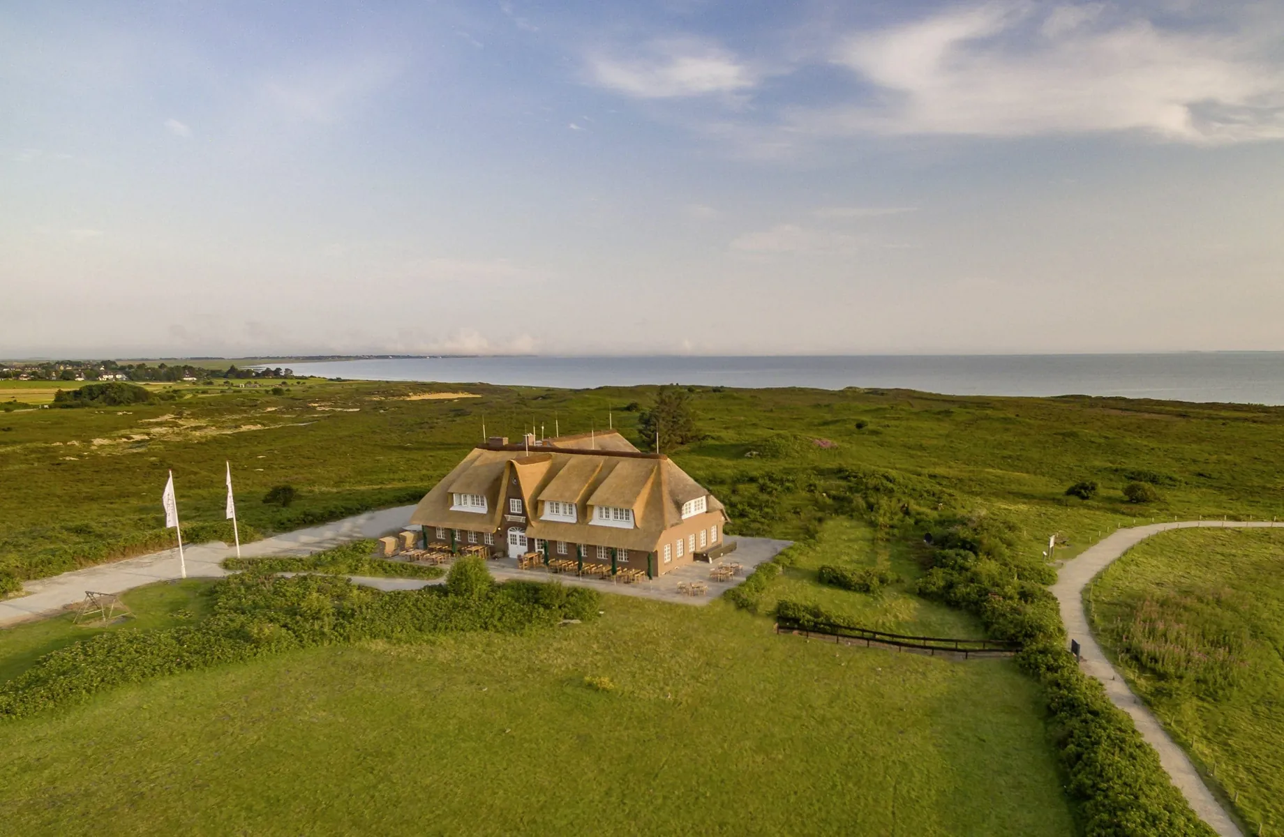 Luftaufnahme des Hotels Landhaus Severin*s Morsum Kliff mit Meerblick