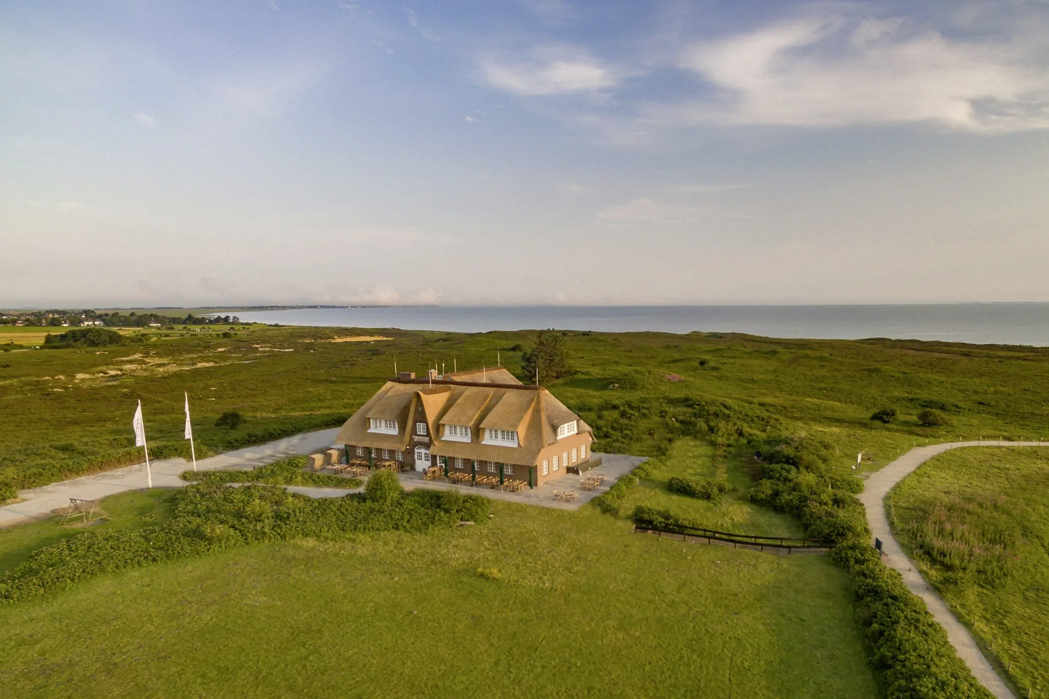 Luftaufnahme des Hotels Landhaus Severin*s Morsum Kliff mit Meerblick