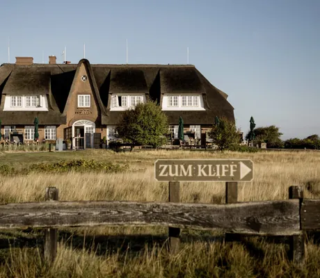 Außenansicht des Landhaus Severin*s Morsum Kliff mit Wegweiser