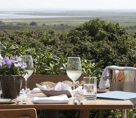Gedeckter Tisch mit Blick auf das Meer