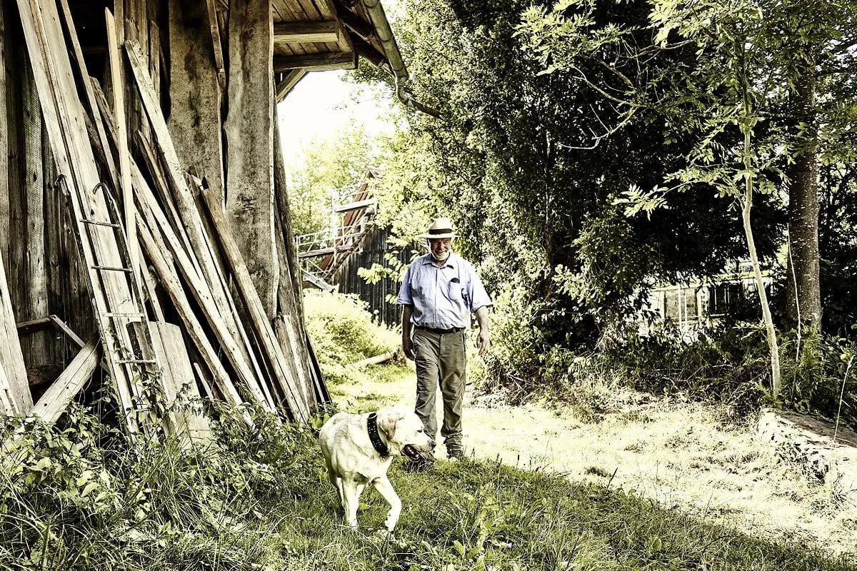 Mann mit Hund in der Natur