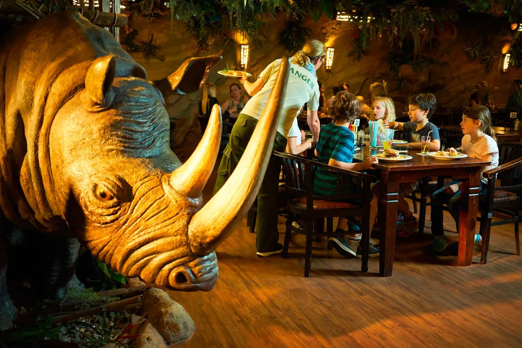 Blick in das Dschungelrestaurant im Weissenh&auml;user Strand mit Nashorn-Skulptur im Vordergrund