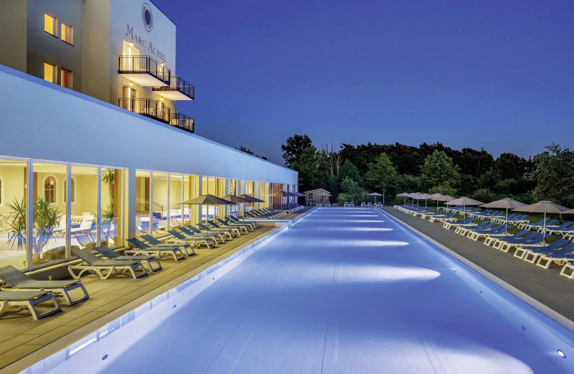 Außenpool in der Abenddämmerung im Wellnesshotel Dorint Marc Aurel