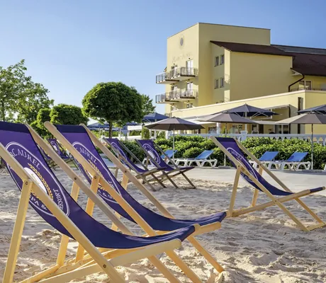 Beach mit Liegstühlen im Wellnesshotel Dorint Marc Aurel