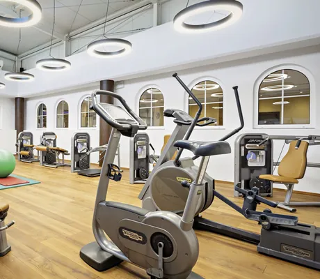 Fitnessraum mit runden Deckenleuchten im Wellnesshotel Dorint Marc Aurel