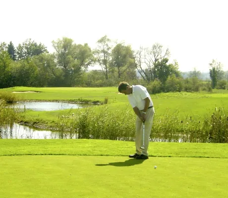 Mann auf dem Golfplatz im Wellnesshotel Dorint Marc Aurel