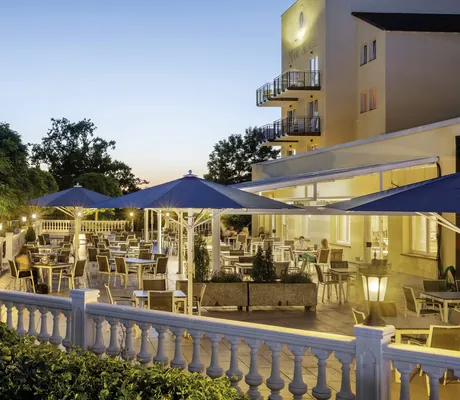 Außenterrasse in der Abenddämmerung im Wellnesshotel Dorint Marc Aurel