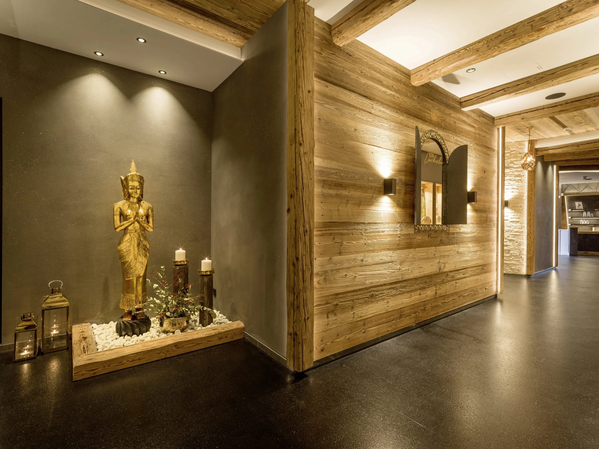 Buddhafigur und Kerzen im fern&ouml;stlich ausgerichteten Spa des Panorama Royal