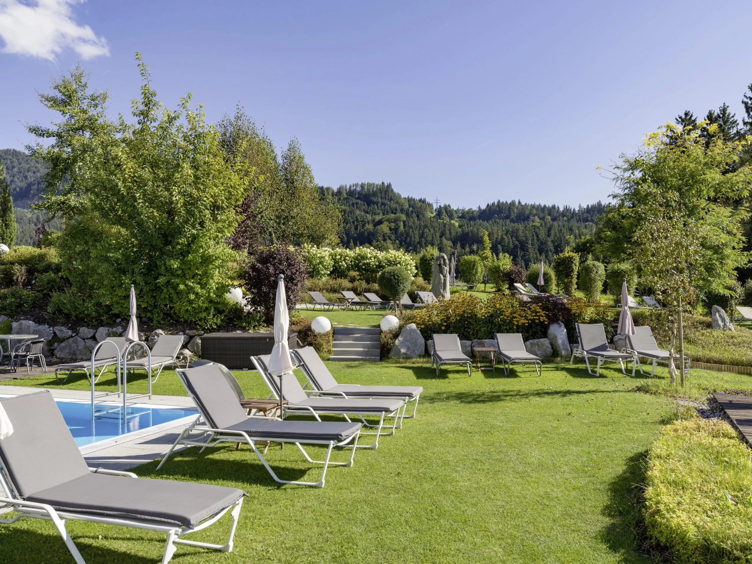 Liegen mit grauen Auflagen im Gartenbereich des Panorama Royal