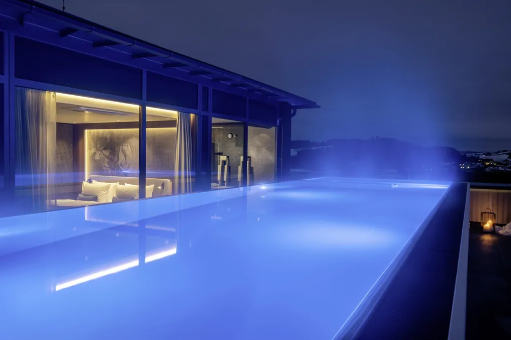 Whirlpool bei Nacht auf Dach des Hotels Jagdhof