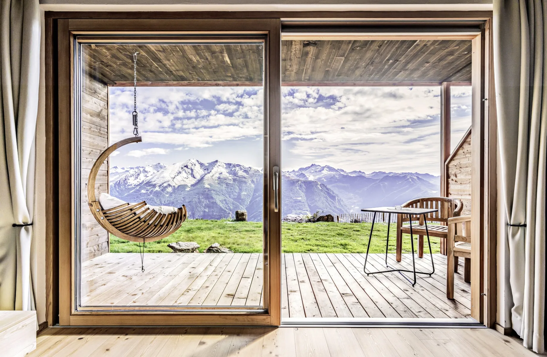 Blick aus einer Bergsuite des Chalet Stern auf die gegenüberliegenden Berge mit Hängestuhl