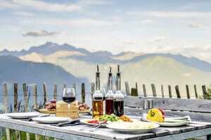 Gedeckter Tisch für Grillabend im Garten des Chalet Stern mit Bergpanorama im Hintergrund