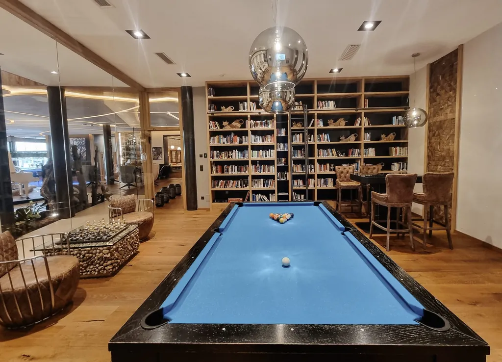 Bibliothek mit Billardtisch in der Andreus Golf Lodge