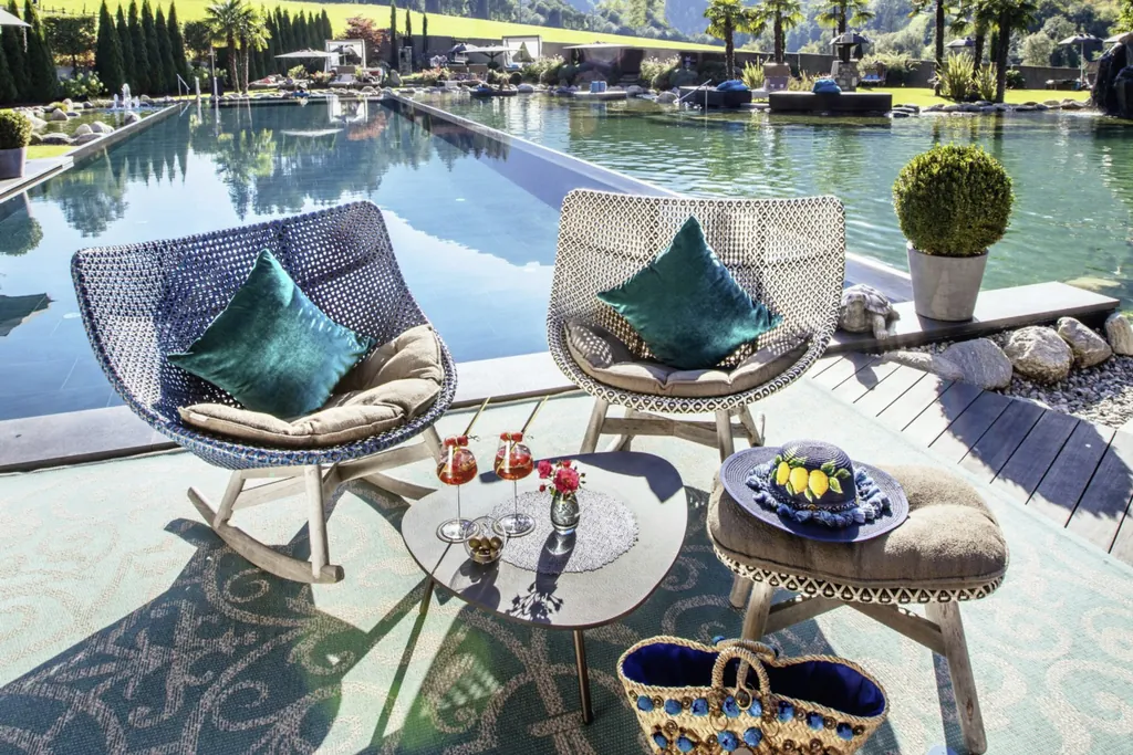 Outdoor-Pool der Andreus Golf Lodge im Sommer