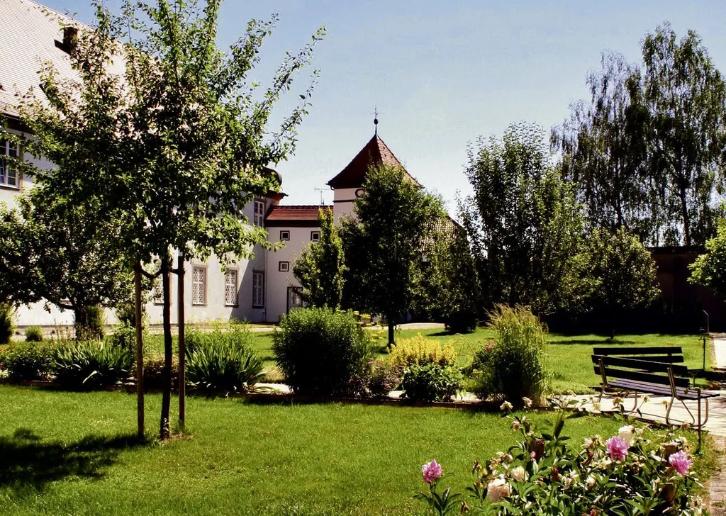 Klosterhof mit pinken Pfingstrosen der KurOase im Kloster im Mai/Juni