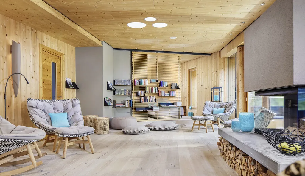 Bibliothek-Lounge-"Raum der Stille" mit Kamin und B&uuml;cherwand des Naturhotel Waldklause