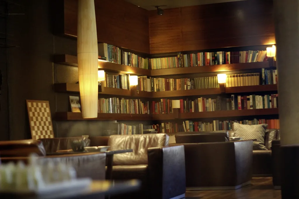 Illuminierte Bibliothek mit brauner Ledergarnitur Der Oeschberghof