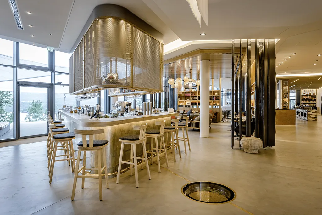 Bar und Bibliothek in skandinavischem Design der Seezeitlodge