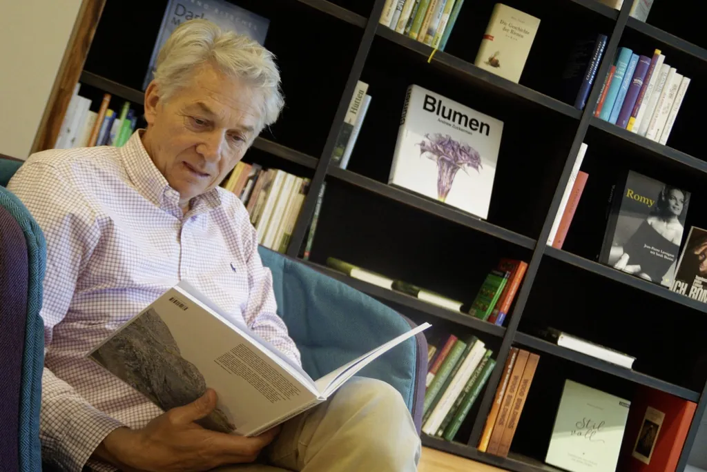Bibliothek LiterArt mit Leser Wittmann vor B&uuml;cherwand im Klosterhof Alpine Hideaway & Spa