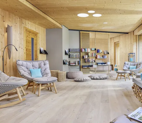 Raum der Stille mit gemütlichen Stühlen und Kamin