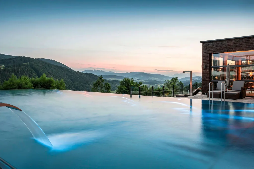 Hotelpool Bergkristall in der Abenddämmerung