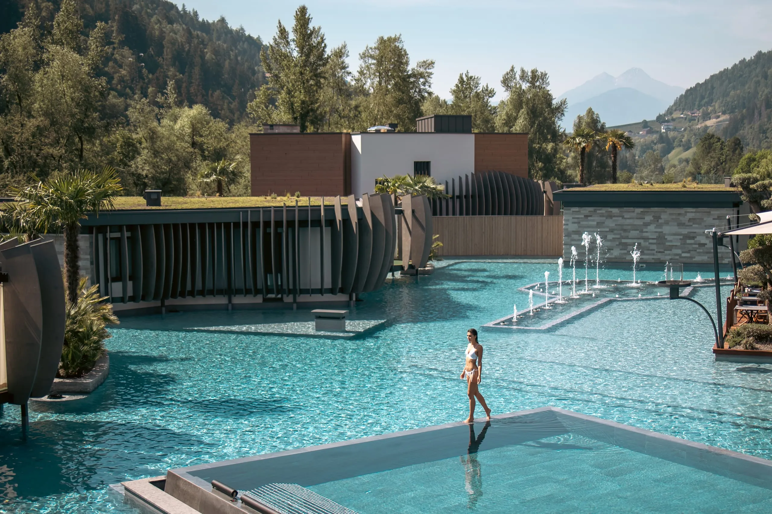Pool in Malediven Optik in der Quellenhof See Lodge in Südtirol