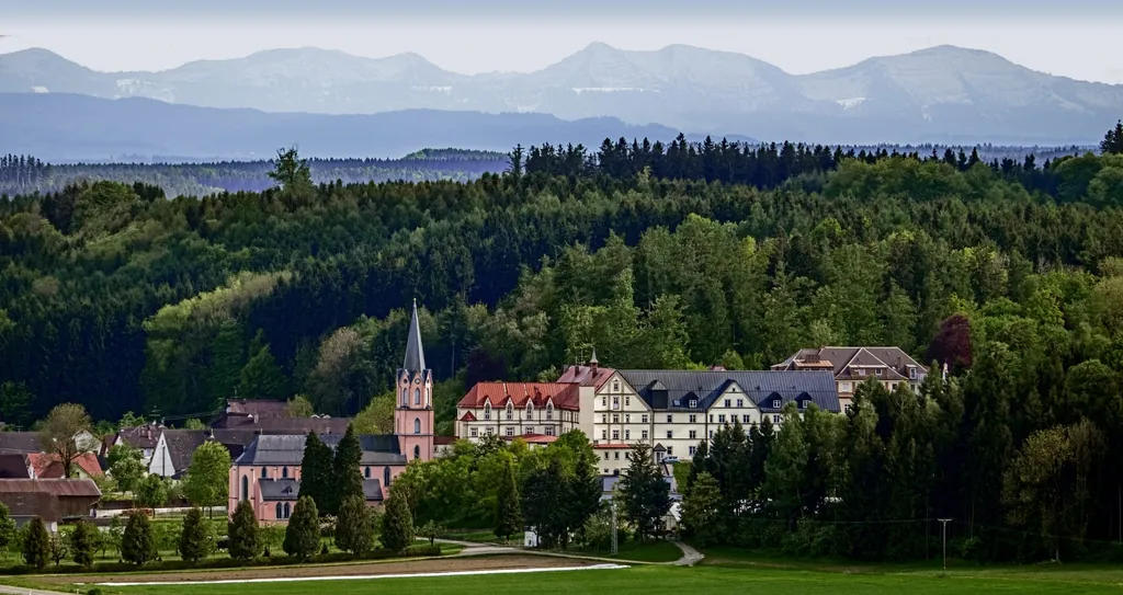 Aussenansicht mi Berg- und Waldpanorama der Klosteranlage Tagungszentrum Kloster Bonlanden