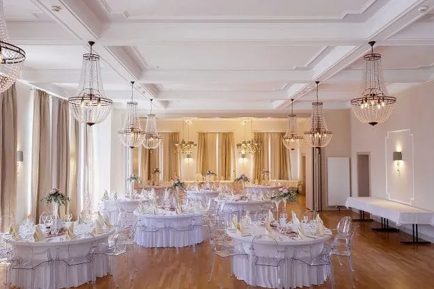 Eingedeckter Festsaal in der Aula des Tagungszentrum Kloster Bonlanden