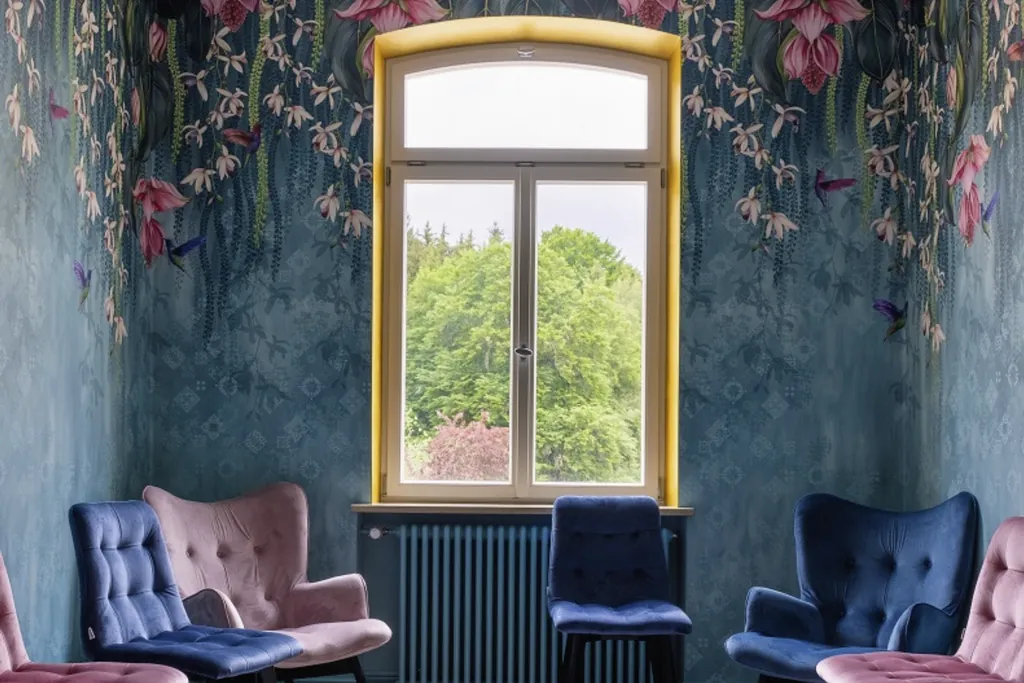Raum mit Bl&uuml;tendekor und Sesseln in Pastellfarben im Haus Faustin Mennel Tagungszentrum Kloster Bonlanden