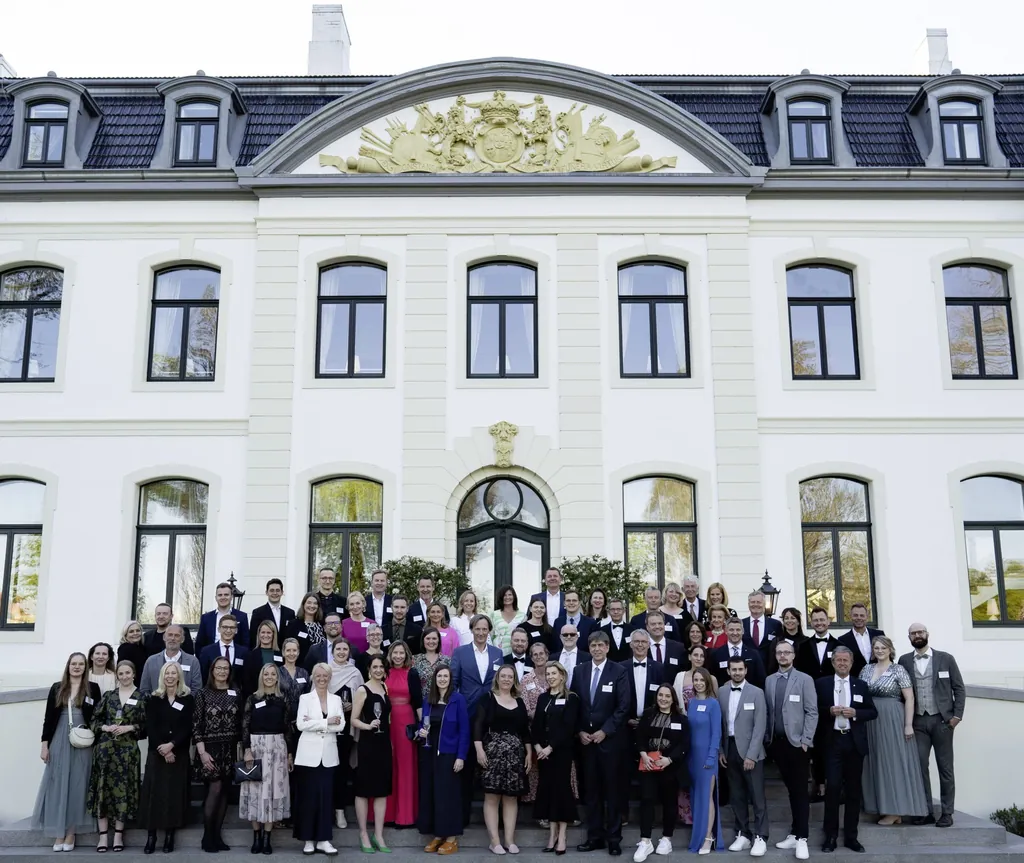 Jury und Gewinner der Wellness Aphrodite 2023 vor dem Schloss
