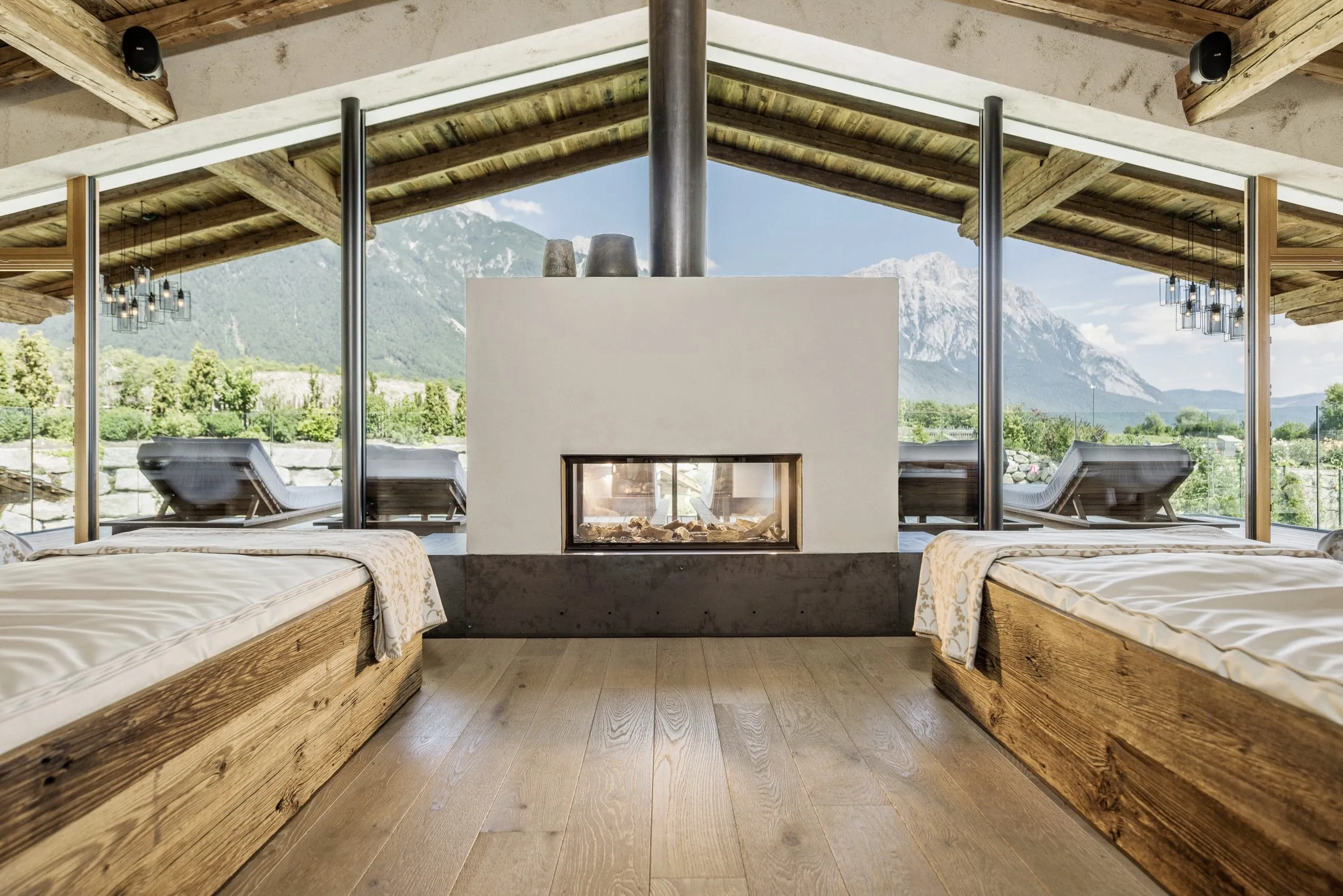 Ruheraum mit Kamin und bodentiefen Fenstern im Yoga-Hotel Alpenresort Schwarz