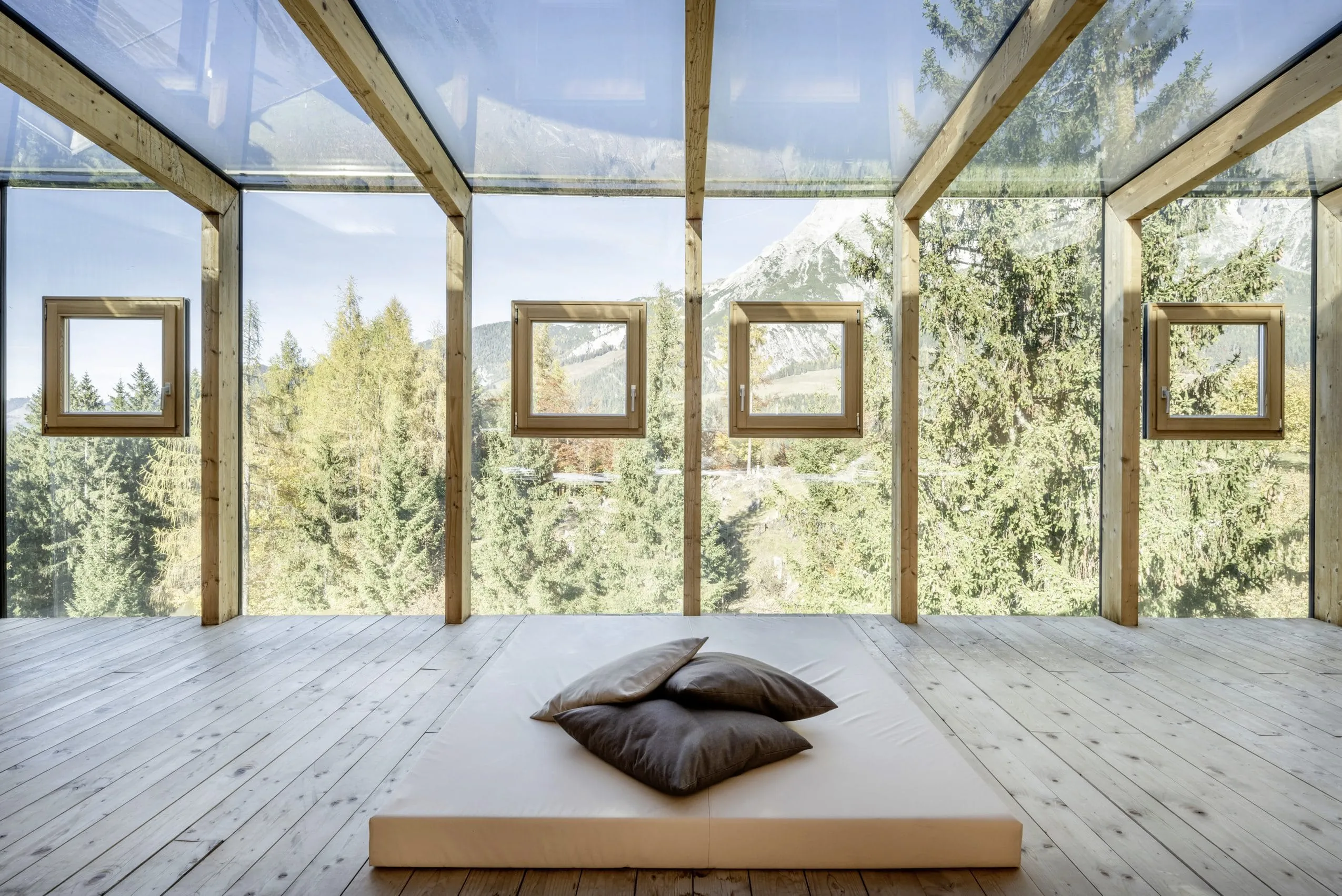 Ruheraum mit Glasfassade im Yoga-Hotel Forsthofalm