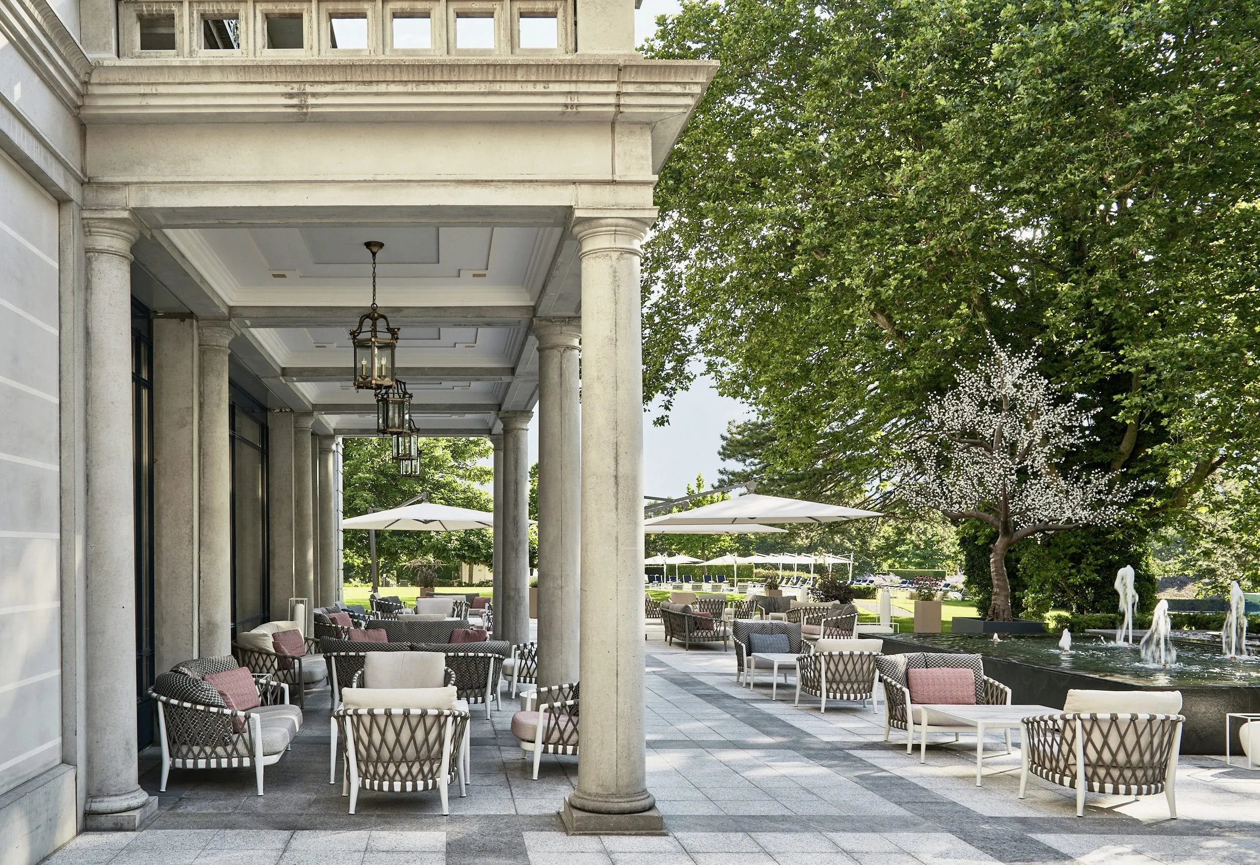 Terrasse im Yoga-Hotel Grand Resort Bad Ragaz mit Gartenm&ouml;beln und bunten Kissen