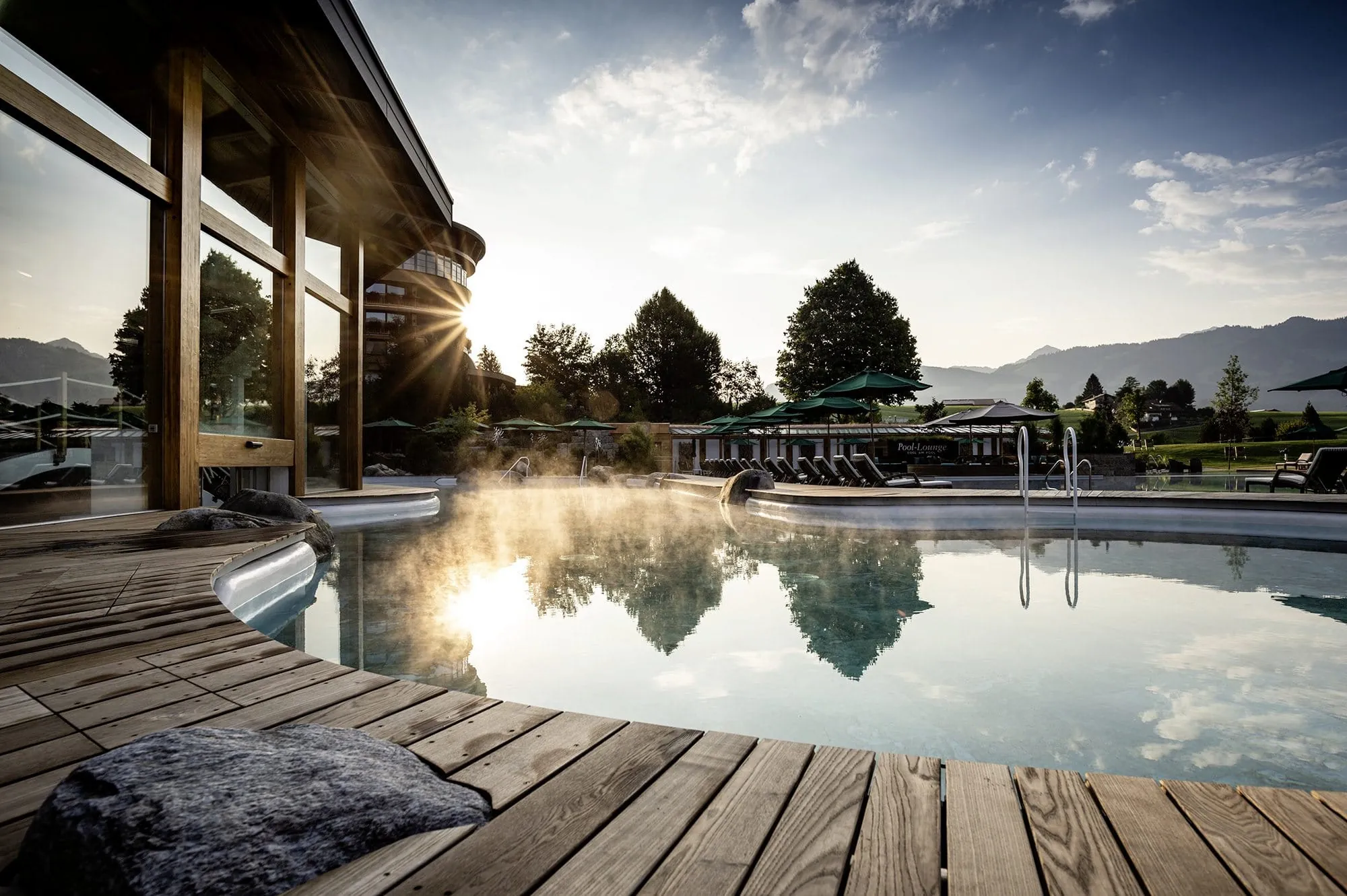 Outdoor-Pool im Yoga-Hotel Sonnenalp Ofterschwang
