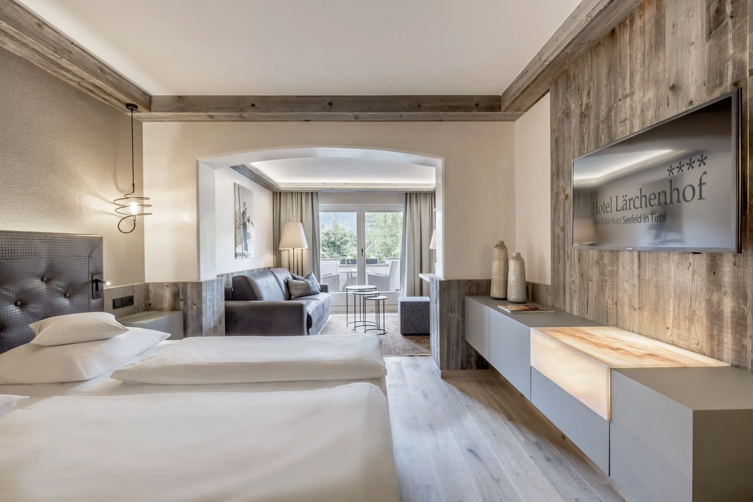 Zimmer mit Holzverkleidung im Yoga-Hotel L&auml;rchenfeld