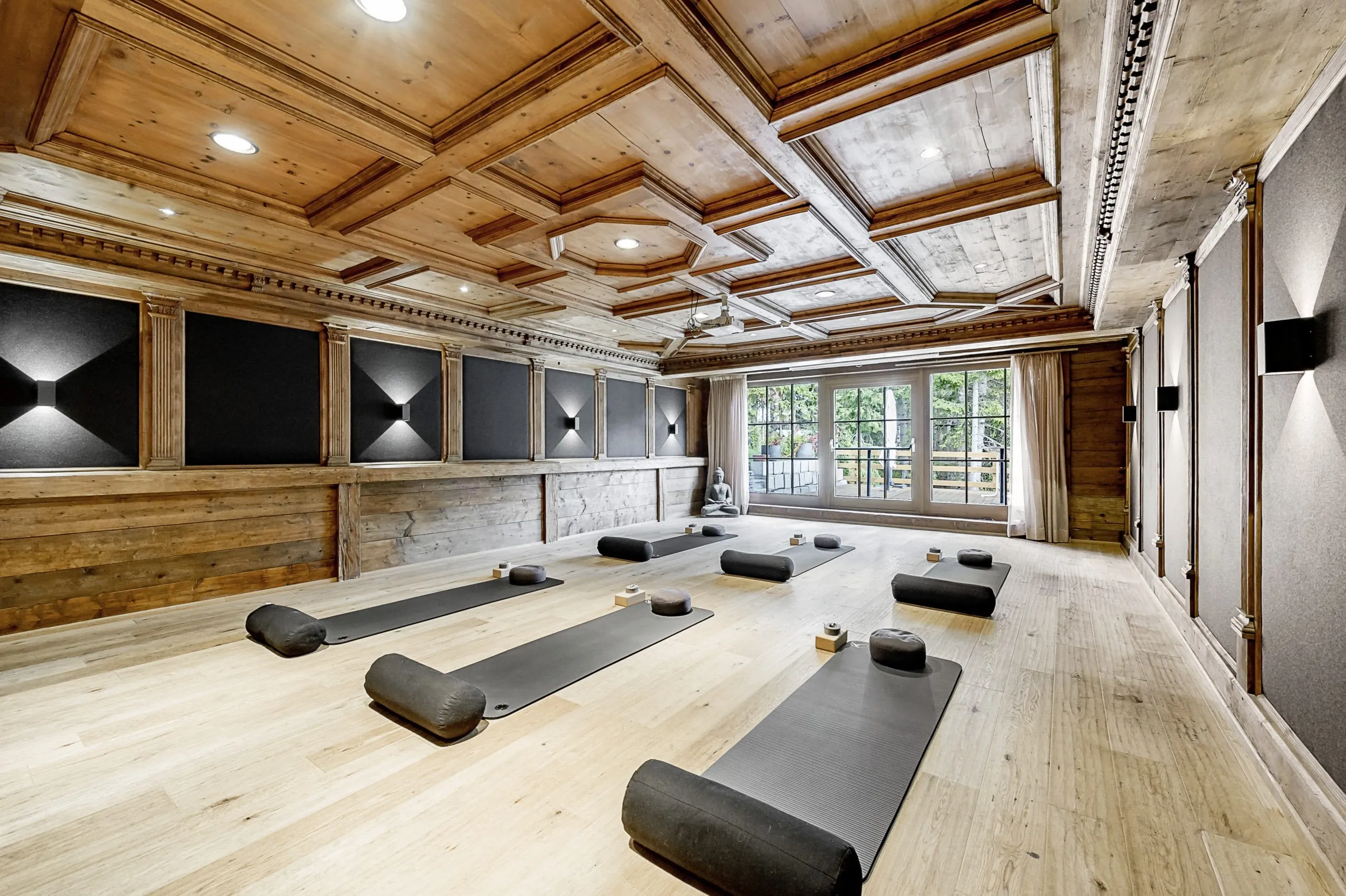 Yoga-Raum mit Holzverkleidung im Yoga-Hotel L&auml;rchenfeld