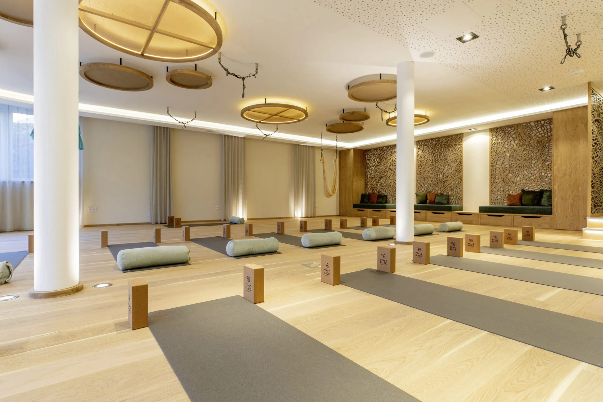 Heller Yoga-Raum mit Yoga-Matten im Yoga-Hotel Pfalzblick