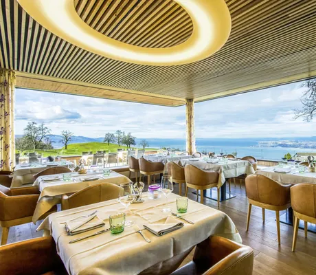 Panorama-Restaurant mit gedeckten Tischen und Bodensee-Blick im MentalSpa-Resort Fritsch am Berg