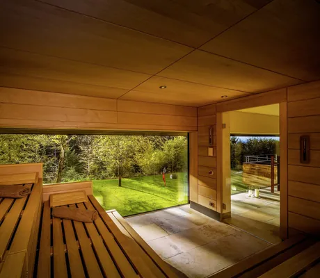 Sauna mit Blick in den Garten und Wald im MentalSpa-Resort Fritsch am Berg