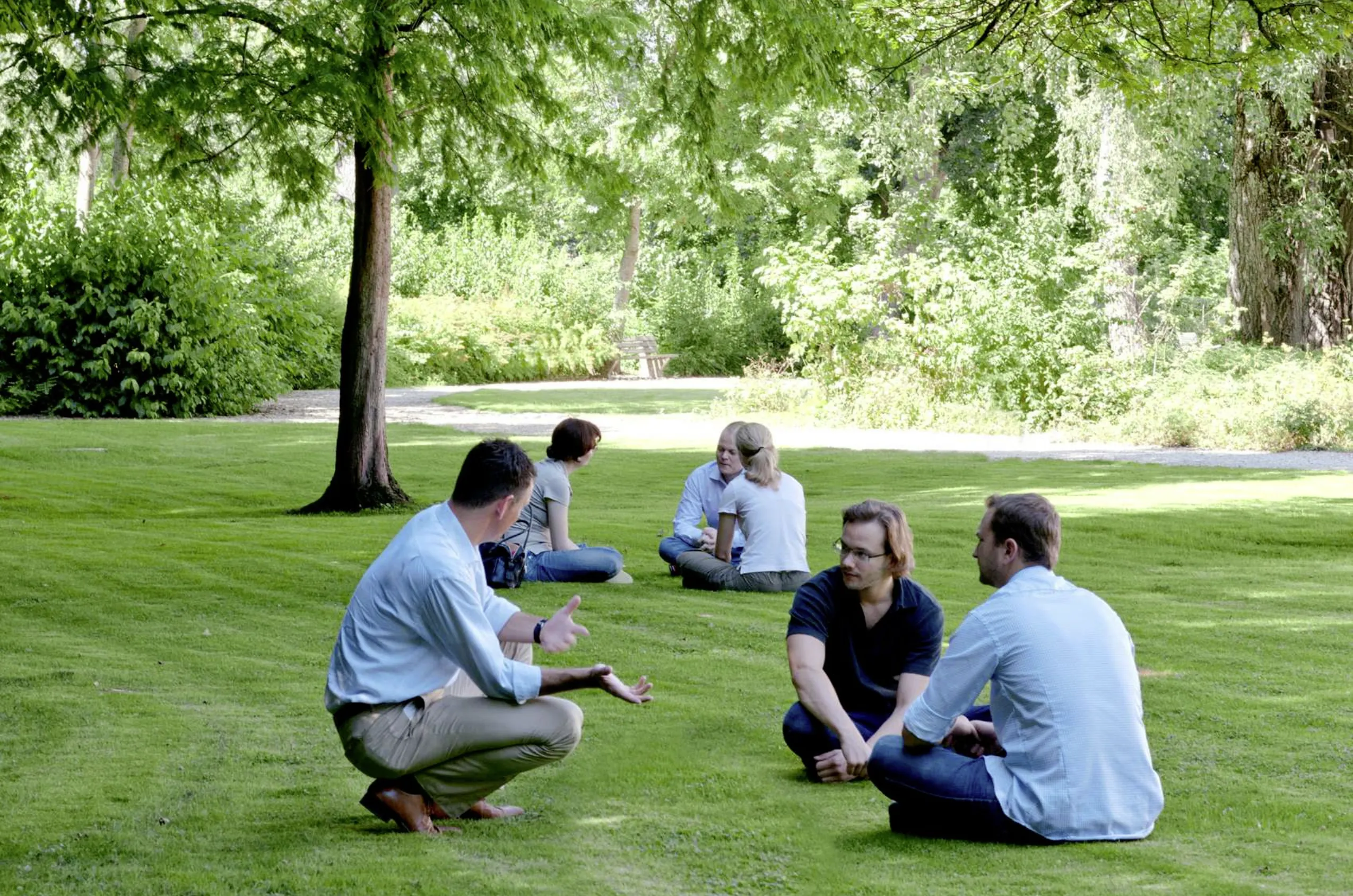 Tagungsteilnehmer auf Wiese in Schloss Hohenkammer