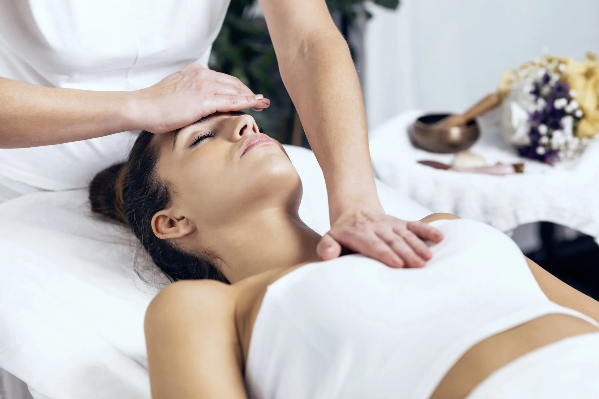 Junge Frau bei einer Reiki-Behandlung