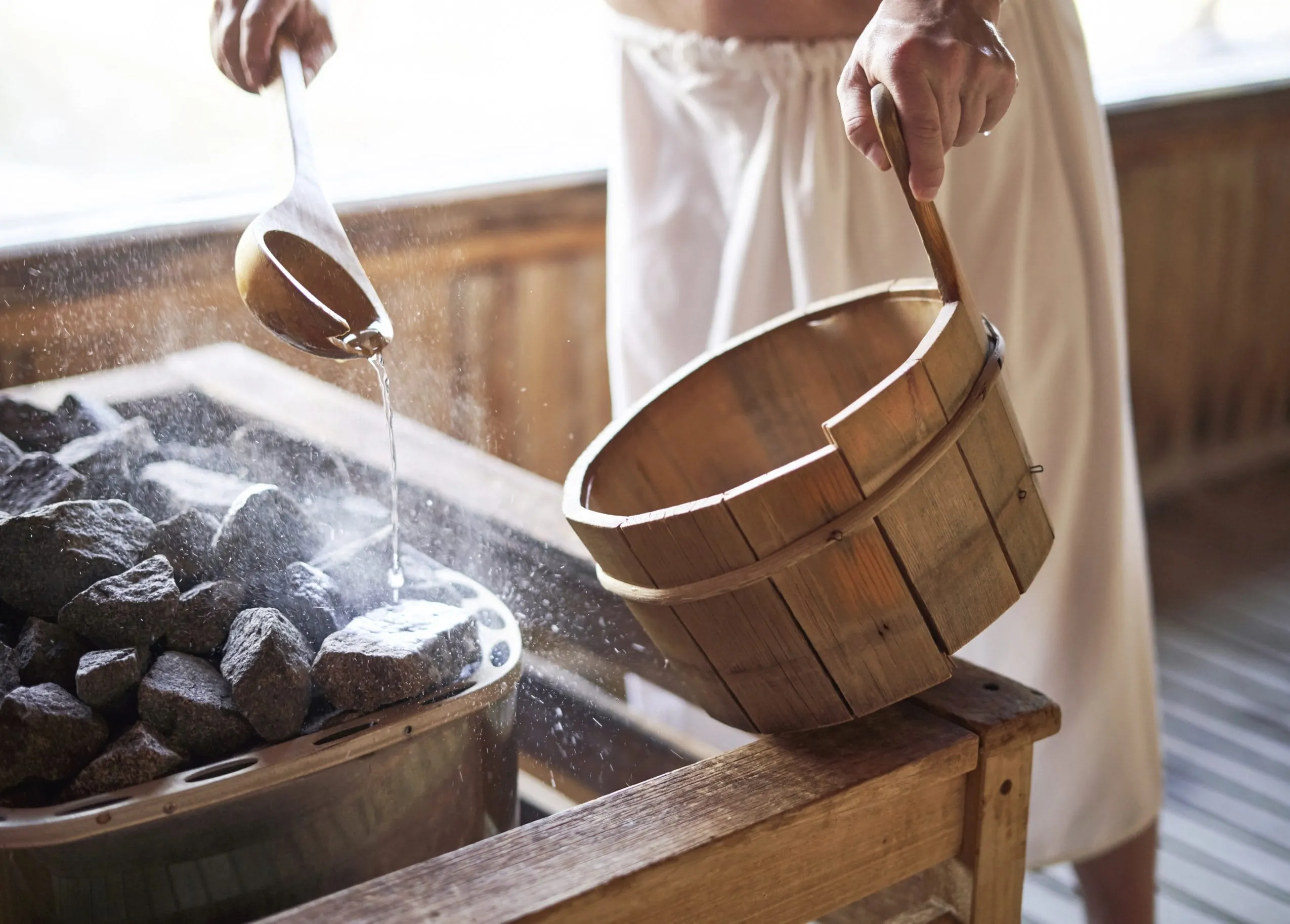 Sauna-Aufguss in einer Sauna für den Beitrag im Wellness-Lexikon