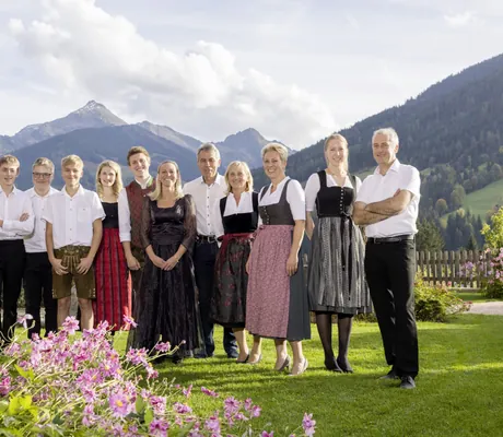 Inhaberfamilie Margreiter im Garten in Tracht im Alpbacherhof