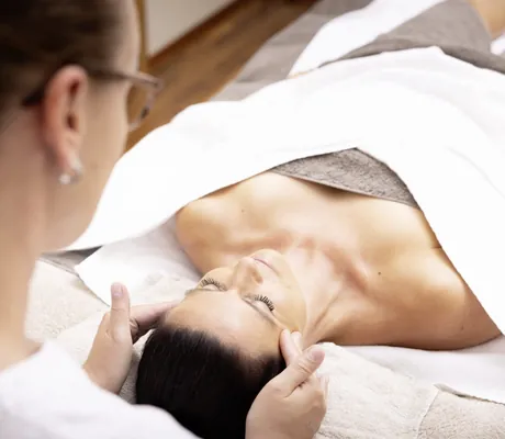 Frau bekommt eine Kopfmassage im Alpbacherhof