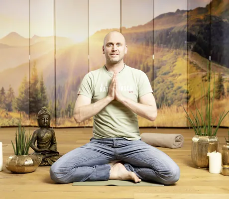Yogalehrer Jan im Yogasitz im Yogaraum des Alpbacherhof