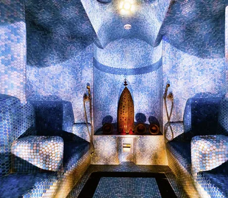 blau gefliestes orientalisches Dampfbad im Hotel Bei Schumann