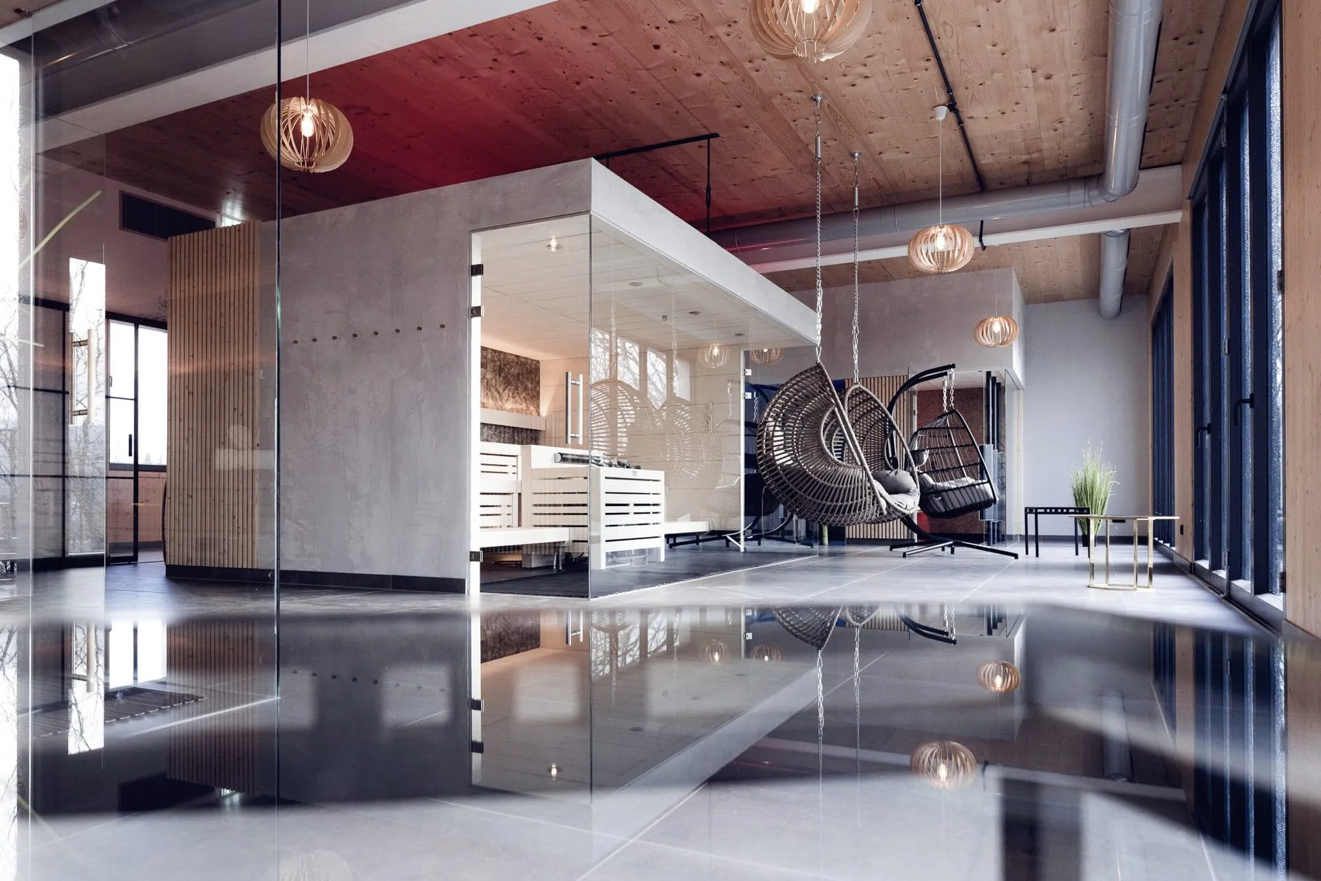 H&auml;ngek&ouml;rbe vor der Sauna im Hotel Bei Schumann