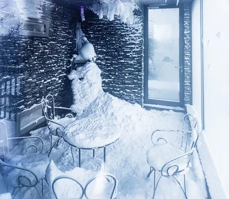 eingeschneuter Tisch und Stühle in der Schneesauna des Hotel Bei Schumann