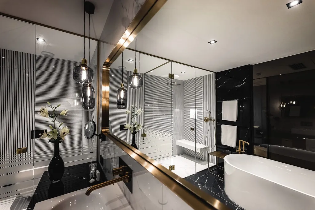 Badezimmer mit Designwanne und Hängeleuchte im Hotel Bei Schumann