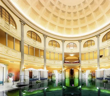 grün beleuchteter Innenpool im Spa-Tempel mit Kuppel im Hotel Bei Schumann